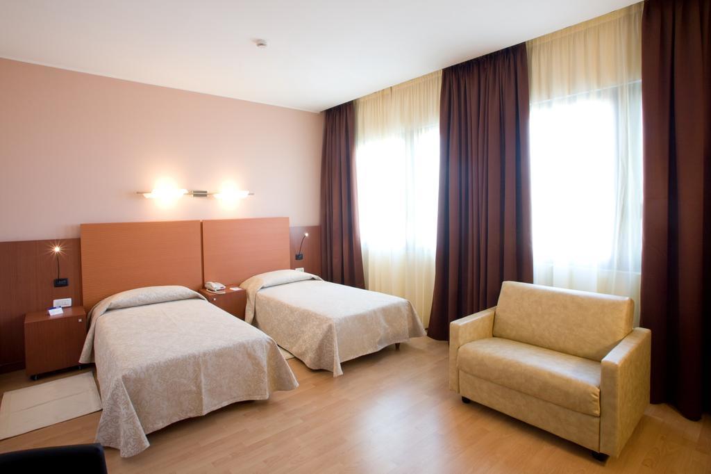 Hotel Mareschi Palace Novara Exterior foto