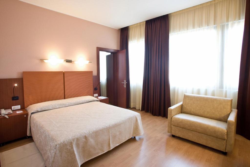 Hotel Mareschi Palace Novara Habitación foto